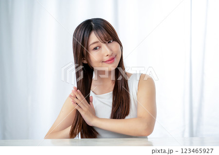 手で髪を梳かす若い女性 123465927