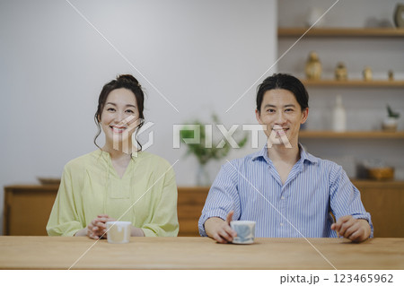 カメラ目線で笑顔のアラフォーの夫婦　イメージ 123465962