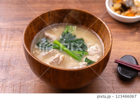 ほうれん草と豚肉の味噌汁 ほうれん草と豚肉の味噌汁 123466067