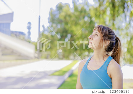 空を見上げるランニングウェアを着た女性 123466153
