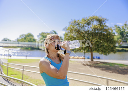 水分補給をする外国人シニア女性 123466155