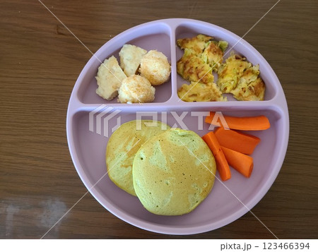 栄養満点な赤ちゃんの離乳食 123466394