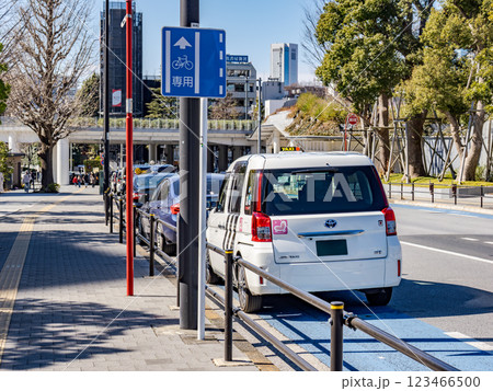 普通自転車専用通行帯に駐車している自動車の列 普通自転車専用通行帯に駐車している自動車の列 123466500