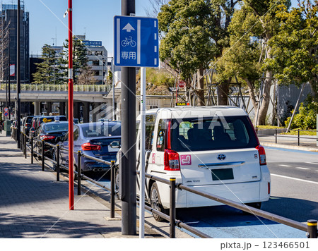普通自転車専用通行帯に駐車している自動車の列 普通自転車専用通行帯に駐車している自動車の列 123466501