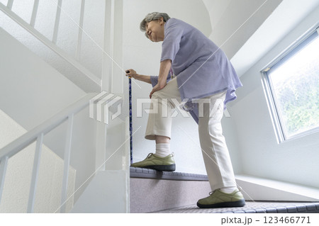 杖をつきながら階段をあがる80代の女性 杖をつきながら階段をあがる80代の女性 123466771