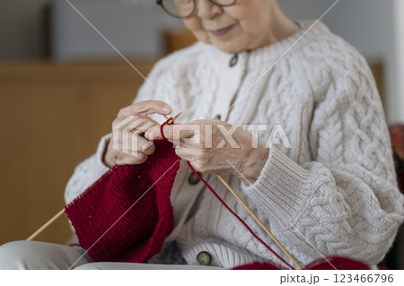 編み物をするシニア女性の手元 123466796