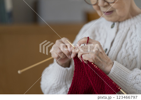 編み物をする80代の女性の手元 編み物をする80代の女性の手元 123466797