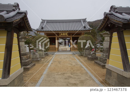 吉備津駅から吉備津神社 普賢院仁王門  吉備津駅から吉備津神社 普賢院仁王門  123467378