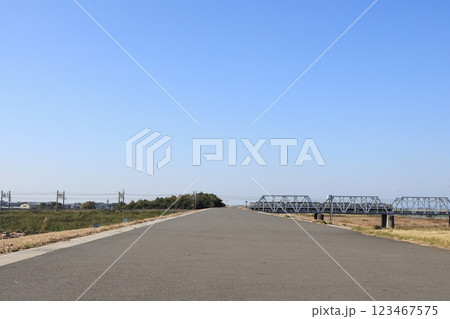 埼玉県加須市の利根川の堤防と東武日光線の鉄橋の風景 埼玉県加須市の利根川の堤防と東武日光線の鉄橋の風景 123467575