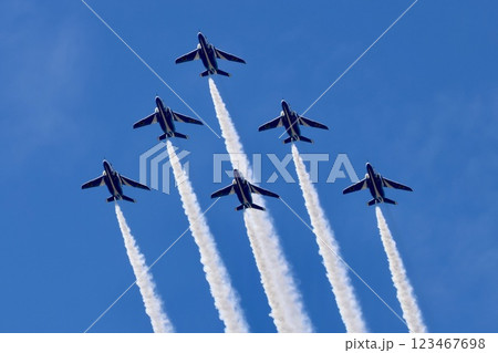 青空を飛行するブルーインパルス 青空を飛行するブルーインパルス 123467698