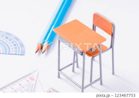 机と鉛筆。学校、塾、習い事、新学期 机と鉛筆。学校、塾、習い事、新学期 123467753
