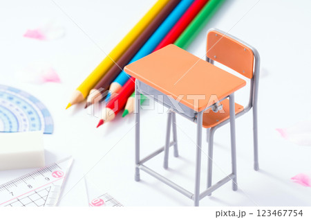 机と色鉛筆。学校、塾、習い事、新学期 123467754