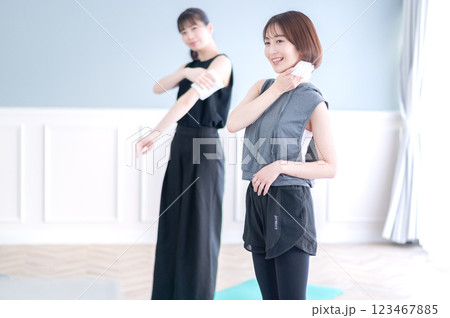 汗拭きタオルで拭く若い女性 汗拭きタオルで拭く若い女性 123467885