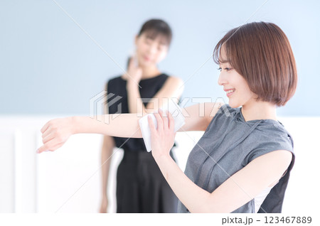 汗拭きタオルで拭く若い女性 汗拭きタオルで拭く若い女性 123467889
