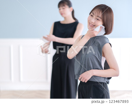 汗拭きタオルで拭く若い女性 123467893
