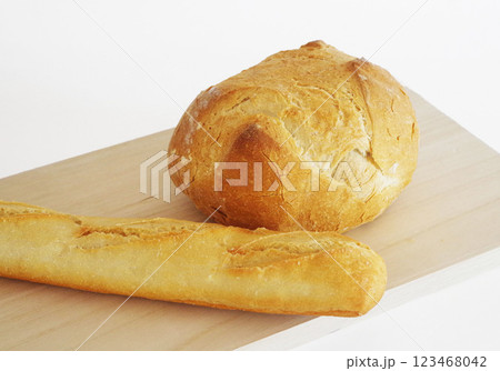 食べ物 パン フランスパン プチ　バゲット　丸型パン 123468042