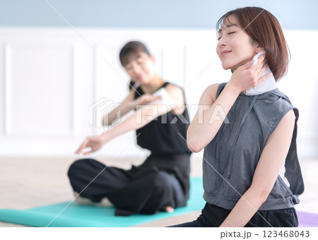 汗拭きタオルで汗を拭く若い女性 123468043