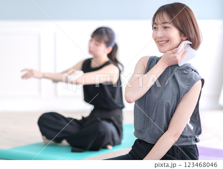 汗拭きタオルで汗を拭く若い女性 123468046
