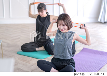 チューブトレーニングする若い女性 123468141