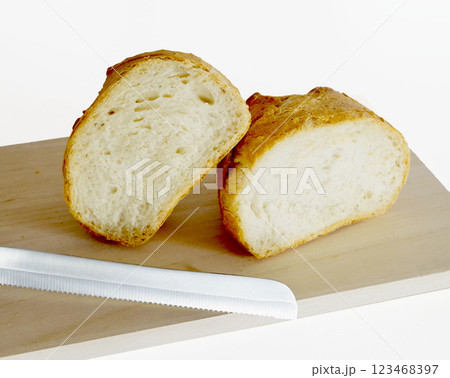 スライスしたフランスパン 食べ物 パン フランスパン 　パン切り包丁  123468397