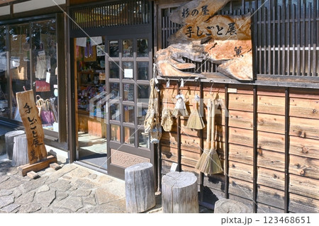 馬籠宿の民芸品の店 123468651