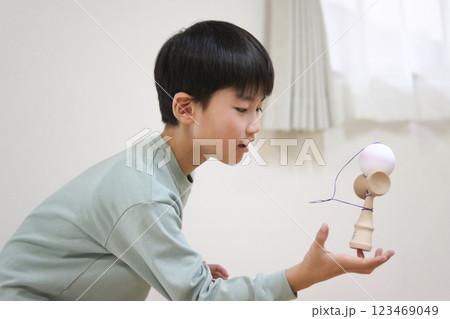 けん玉で遊ぶ男の子 123469049
