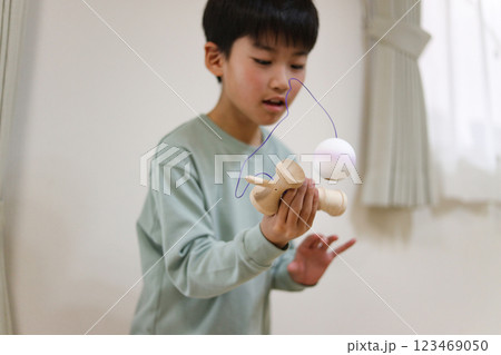 けん玉で遊ぶ男の子 123469050