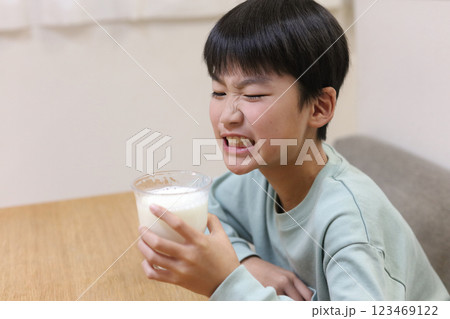 牛乳を嫌がる男の子 牛乳を嫌がる男の子 123469122