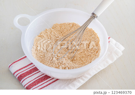 きな粉の蒸しパンの材料を混ぜ合わせる 123469370