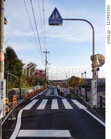信号のない横断歩道と横断歩道ありの道路標識 信号のない横断歩道と横断歩道ありの道路標識 123469392