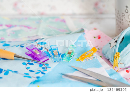 手作り小物の生地とクリップ 手作り小物の生地とクリップ 123469395