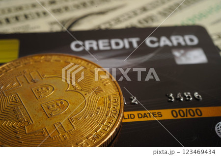 Golden bitcoin with credit card on US dollar banknotes money for business and commercial, Digital currency, Virtual cryptocurrency. Golden bitcoin with credit card on US dollar banknotes money for business and commercial, Digital currency, Virtual cryptocurrency. 123469434