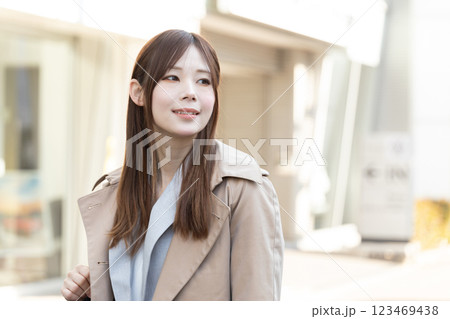 外出中の女性のイメージ　(写真素材) 123469438