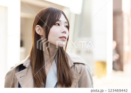 外出中の女性のイメージ (写真素材) 外出中の女性のイメージ (写真素材) 123469442