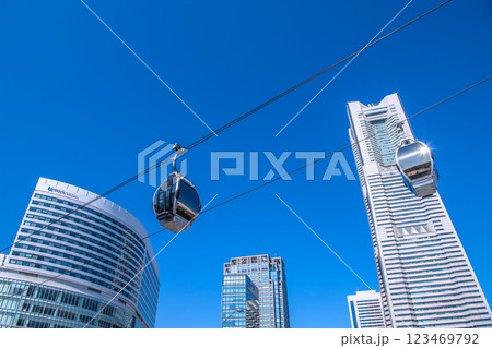 日本の横浜都市景観 輝く時代へ…横浜ランドマークタワーや太陽光を反射する横浜エアキャビン。希望の光 123469792