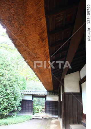 茅葺き屋根の軒下 茅葺き屋根の軒下 123469799