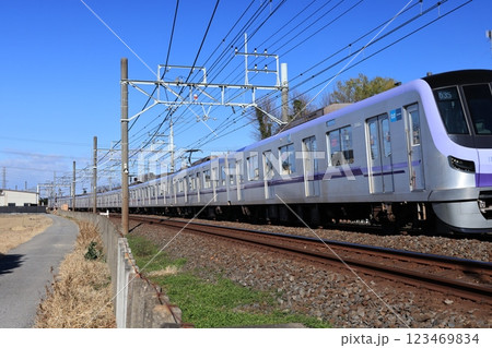 南栗橋駅を出発して東京へ向かって走る中央林間行きの電車 123469834