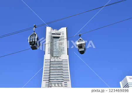 日本の横浜都市景観 輝く時代へ…横浜ランドマークタワーや太陽光を反射する横浜エアキャビン。希望の光 日本の横浜都市景観 輝く時代へ…横浜ランドマークタワーや太陽光を反射する横浜エアキャビン。希望の光 123469896