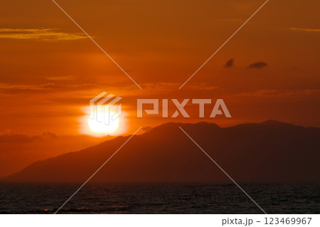 宍道湖対岸の山に沈む夕日（松江市） 123469967