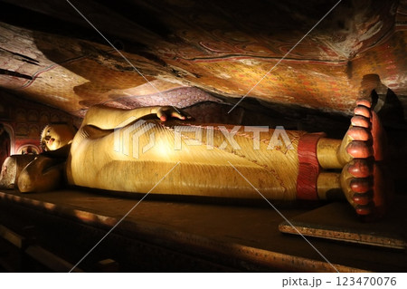 ランギリ・ダンブッラ石窟寺院の涅槃像【スリランカ】 ランギリ・ダンブッラ石窟寺院の涅槃像【スリランカ】 123470076