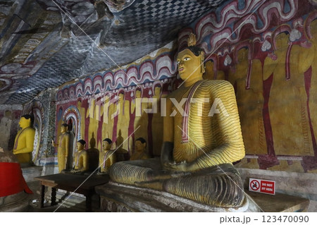 ランギリ・ダンブッラの石窟寺院の内部【スリランカ】 ランギリ・ダンブッラの石窟寺院の内部【スリランカ】 123470090