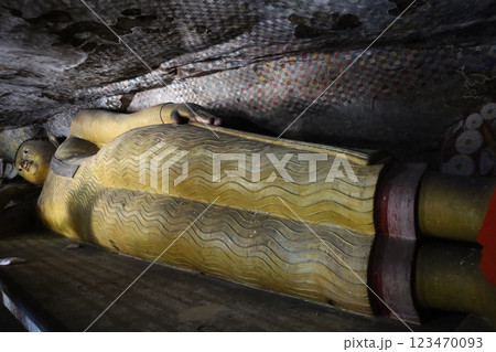 ランギリ・ダンブッラの石窟寺院、涅槃像【スリランカ】 ランギリ・ダンブッラの石窟寺院、涅槃像【スリランカ】 123470093