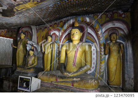 ランギリ・ダンブッラの石窟寺院の内部【スリランカ】 ランギリ・ダンブッラの石窟寺院の内部【スリランカ】 123470095