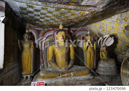 ランギリ・ダンブッラの石窟寺院の内部【スリランカ】 ランギリ・ダンブッラの石窟寺院の内部【スリランカ】 123470096