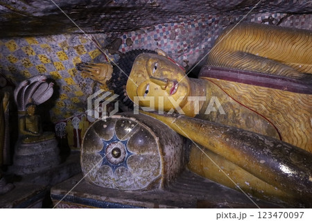 ランギリ・ダンブッラの石窟寺院、涅槃像【スリランカ】 123470097