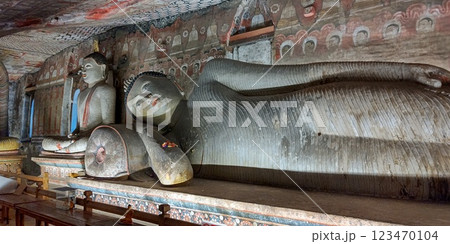 ランギリ・ダンブッラの石窟寺院、涅槃像【スリランカ】 ランギリ・ダンブッラの石窟寺院、涅槃像【スリランカ】 123470104