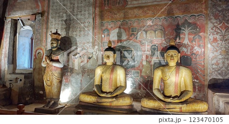 ランギリ・ダンブッラの石窟寺院の内部【スリランカ】 ランギリ・ダンブッラの石窟寺院の内部【スリランカ】 123470105