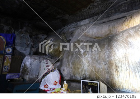ランギリ・ダンブッラ石窟寺院の涅槃像【スリランカ】 ランギリ・ダンブッラ石窟寺院の涅槃像【スリランカ】 123470108