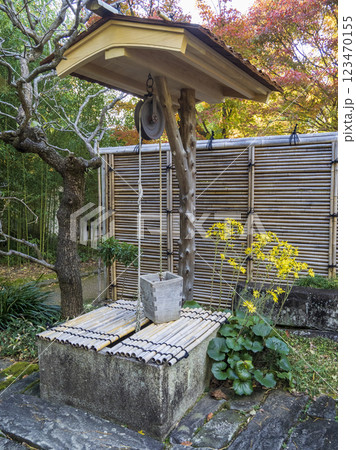 日本庭園の中にあるつるべ井戸 123470155