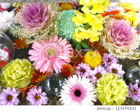 カラフルな花手水 カラフルな花手水 123470241